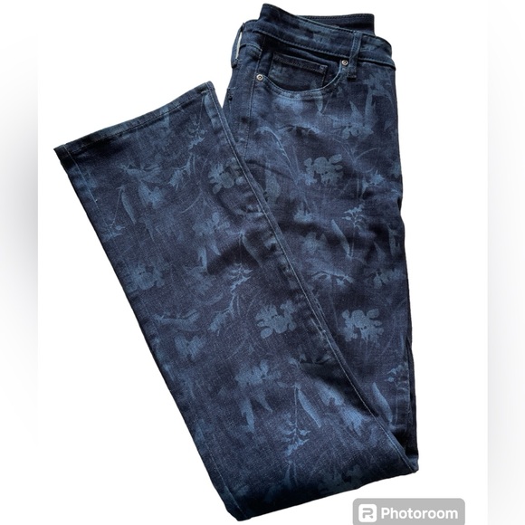 NYDJ LEAF PRINT SLIM BOOTCUT. SIZE 6. - Picture 4 of 11